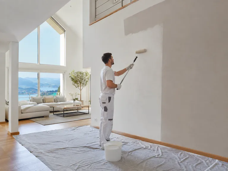Malerarbeiten innen in modernem Wohnraum